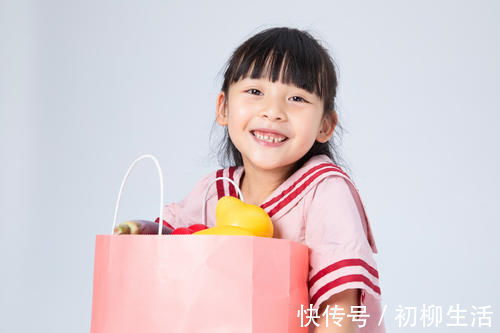 二宝|宝宝说:“我就要买”,父母的回应方式,决定孩子不同的人生走向