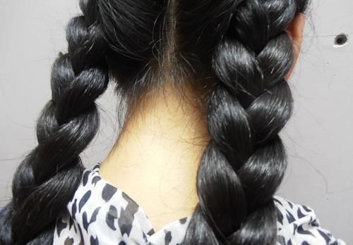 女生晚上睡觉，到底是该扎着头发还是散着头发？