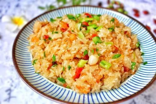  正宗的腊肉糯米饭，简单好做，咸香可口，色香味俱全，太解馋了