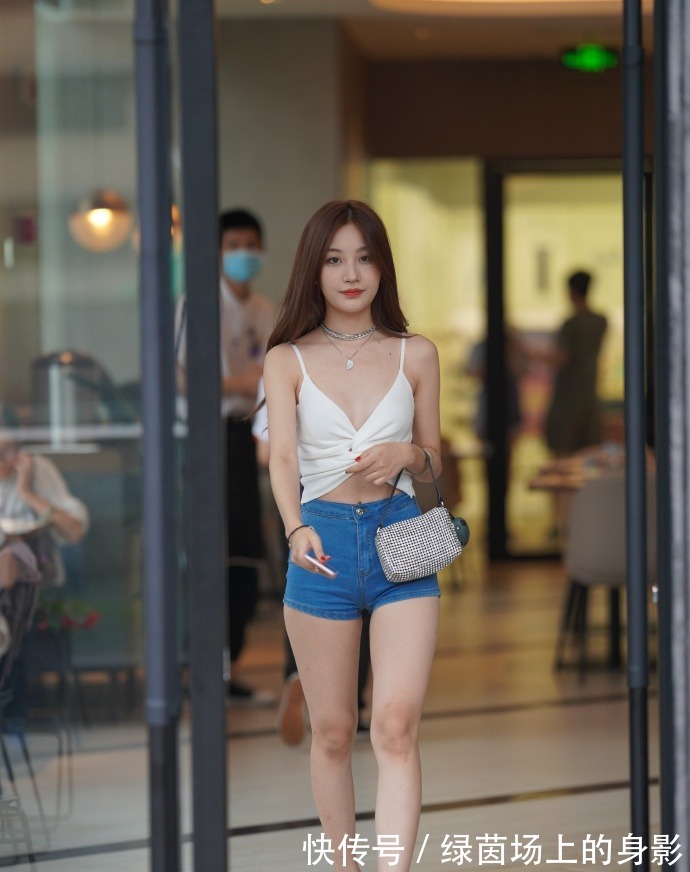 吊带 不过时的吊带配短裤,性感又不失时髦,让你轻松成为“焦点”!