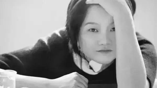 名牌世界乐|“名门痞女”洪晃一辈子不嫁都没事,只要不耽误生活