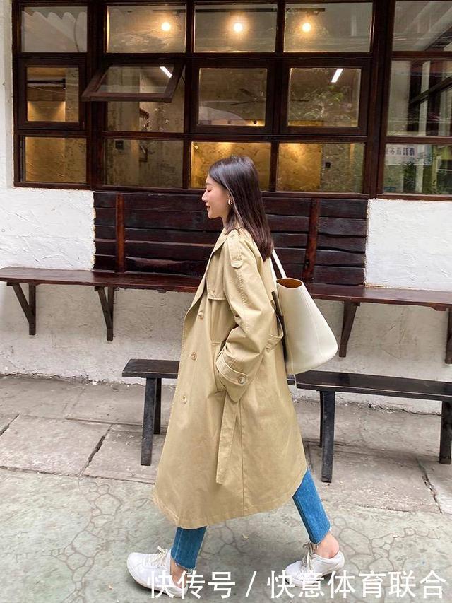 温柔米色风衣是秋天“专属色”,OVERSIZE版型,上身大气又时髦