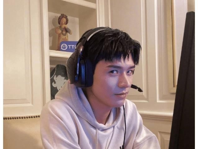 龔俊節(jié)目生圖曝光，路人鏡頭下又帥又酷，網(wǎng)友：有電競男主的內(nèi)味