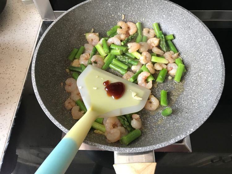 芦笋搭配虾仁，简单炒一炒，清新鲜美，营养好吃