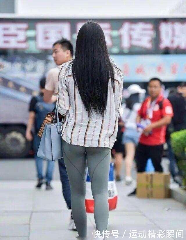 穿搭 条纹衬衣打底?将半身裙穿成了“背带裙”,显高不说还苗条!