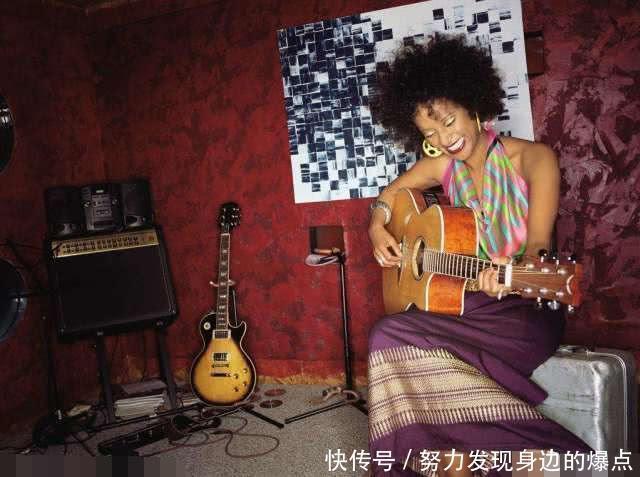 拉直|非洲人硬邦邦的头发拉直有多难?看理发师的操作,忍不住笑出了声