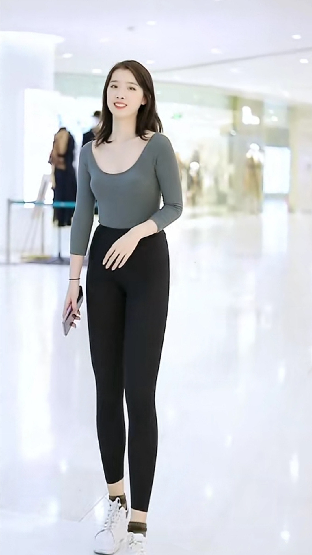 米色紧身衣, 黑色芭比裤加运动鞋, 这样的搭配街上不常见!