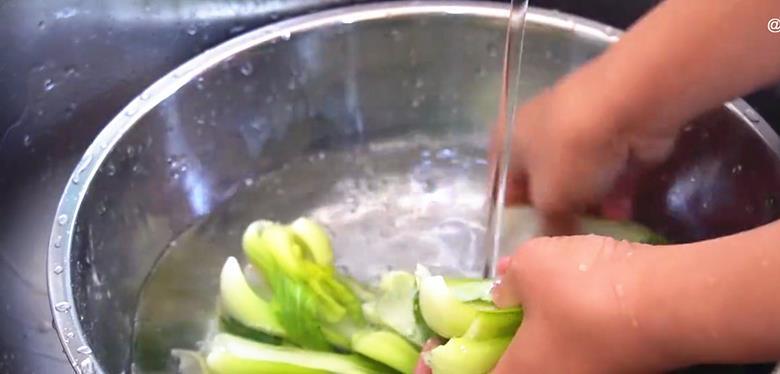 青菜不能直接下锅炒,牢记2个小窍门,出锅青菜翠绿还不出水