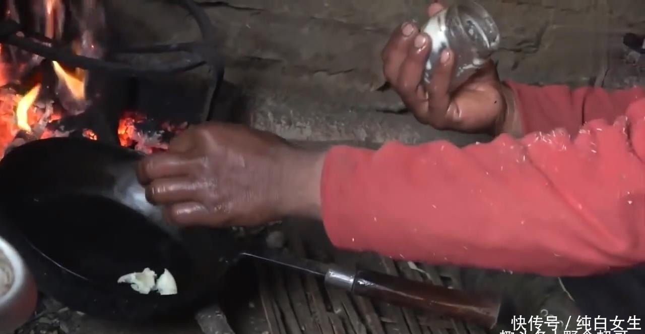 尼泊尔山区穷人的生活，只炒一个青菜，大人吃玉米糊小孩吃大米饭