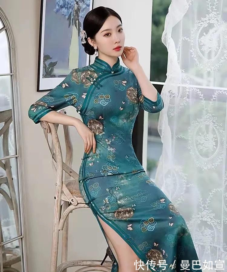 风情 一片落叶知一秋,时尚走优雅秋日路线,长款旗袍勾勒出万种风情