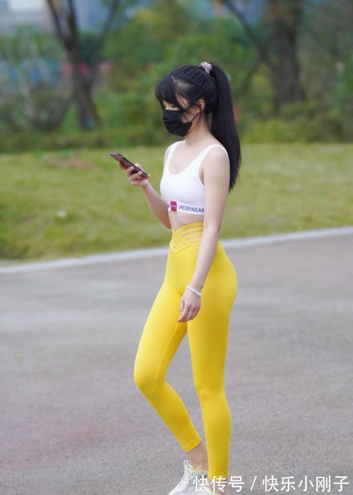 小姐姐 适合小仙女的瑜伽裤,美女搭配上吊带,看上去也很时尚可爱