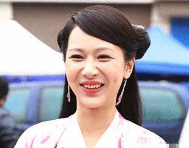 同样是大笑,张雪迎丑,赵丽颖丑,杨紫丑,而她最好看