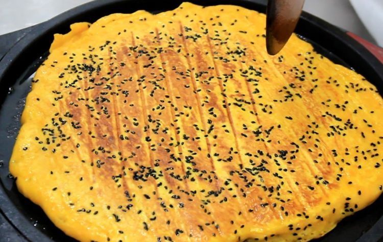 南瓜做得太好吃了,简单一烙,香酥柔软又解馋,做一盘不够吃