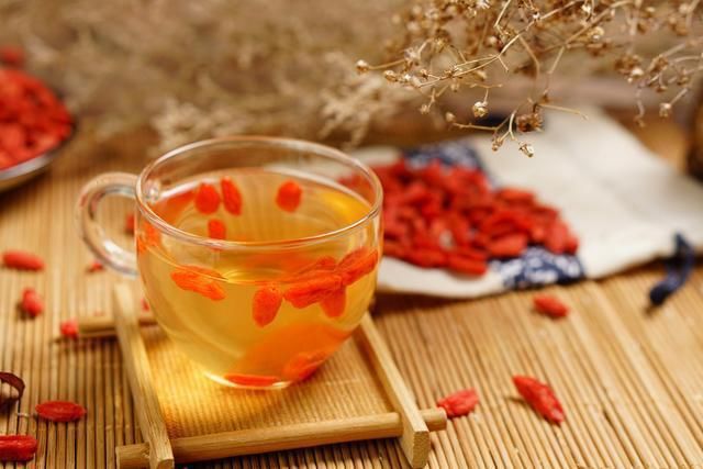 枸杞干吃好还是泡水喝好？不知道这几点，营养只会白白浪费