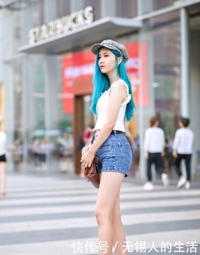 街拍：高颜值的美女，穿的紧身裤时尚个性，彰显迷人气质