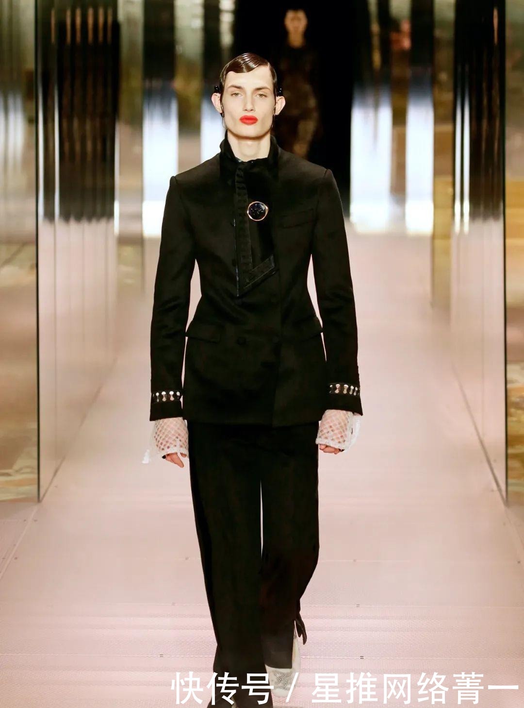 jones|黛米·摩尔走秀的FENDI2021高定秀，她们为艺术站台