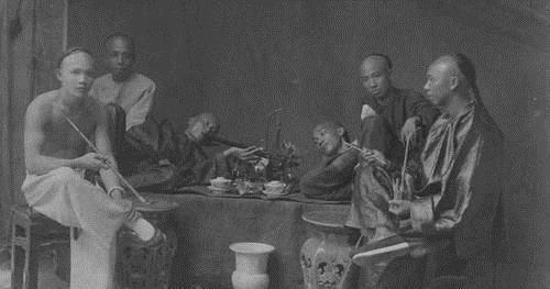 女子|13张老照片再现吸食鸦片的清朝百姓男子骨瘦如柴,女子媚态毕露