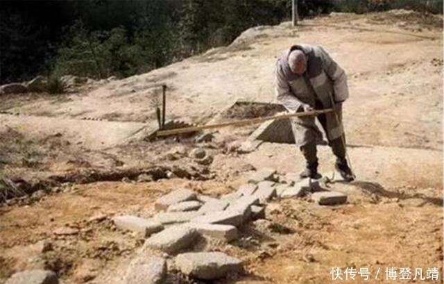  割肉|觉定法师：为救母甘心割肉，徒手建起一座寺庙，一件佛衣穿了一生