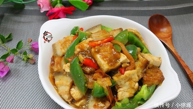 酒店大厨教我做豆腐,两分钟学会,味道好又实惠,做法接地气