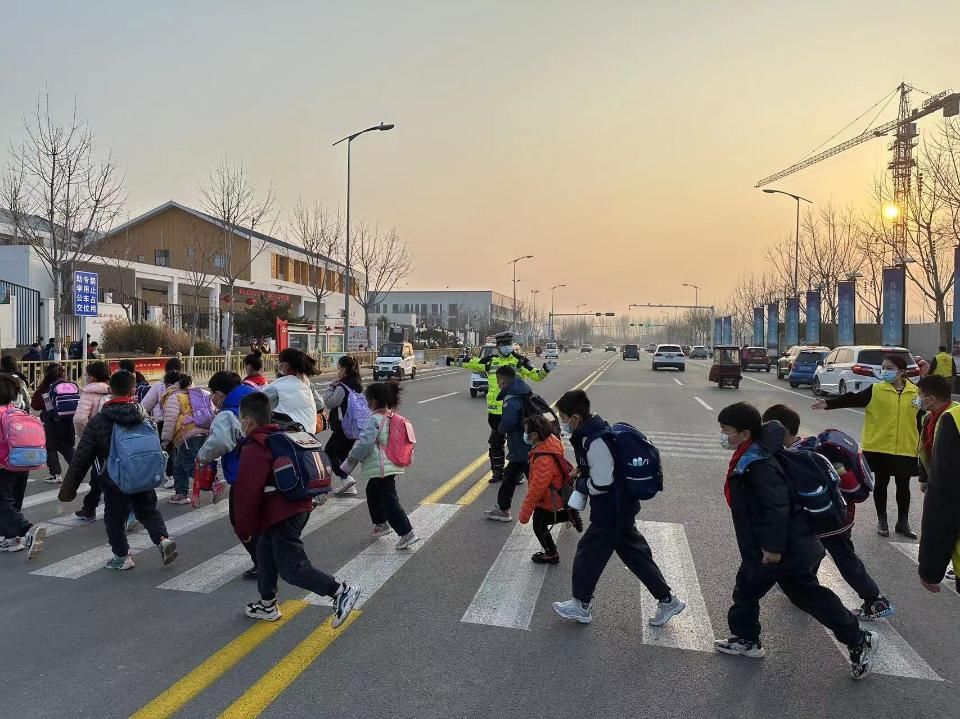 交警护学暖人心   学校致谢送锦旗