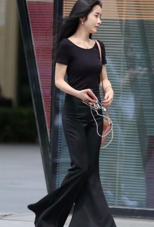 格外|街拍气质美女:紧身上衣加喇叭裤,看上去格外修长