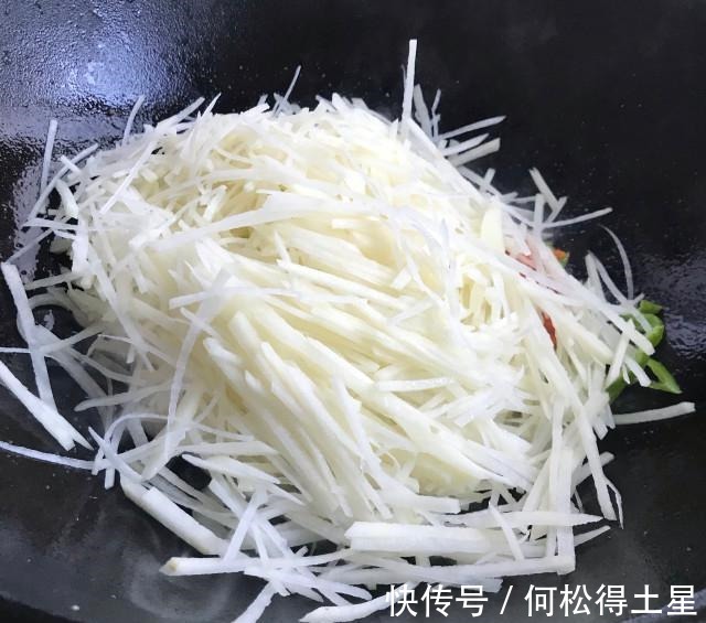 洋葱|洋葱炒土豆丝，快手家常菜，简单又下饭！