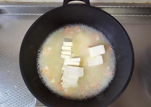  清甜虾仁豆腐汤，简单调味也是美味，虾仁鲜，豆腐嫩！