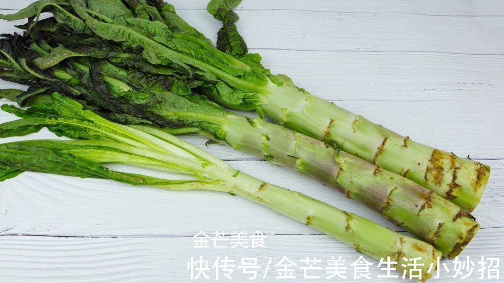 保存莴笋直接放地上是不对的，菜贩子教我一招，放上一个月都不坏
