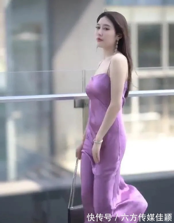 真丝|“大胆”的小姐姐,竟然穿着粉色的真丝“睡衣”跑出门