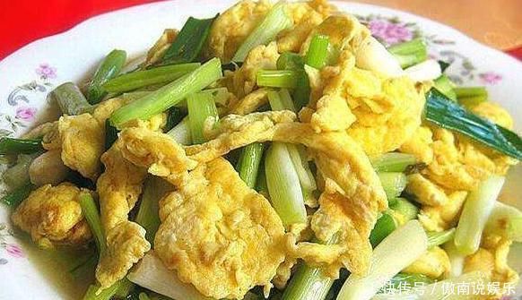 入少许食|鸡蛋加“它”炒,腰腿不酸,刮油排毒素,皮肤水灵,肾脏更年轻