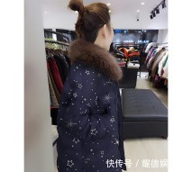 羽绒|这才是小个子女人该有的打扮,短款羽绒+小脚裤,显高保暖显时髦