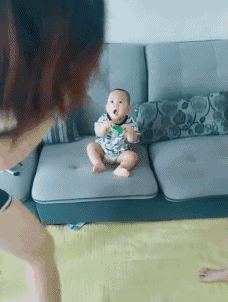 |搞笑GIF趣图:妹子，你就不要再跳了，看把孩子吓成啥样了！
