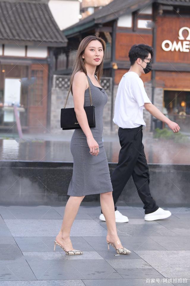 灰色休闲运动连衣裙,活力满满,青春又时尚