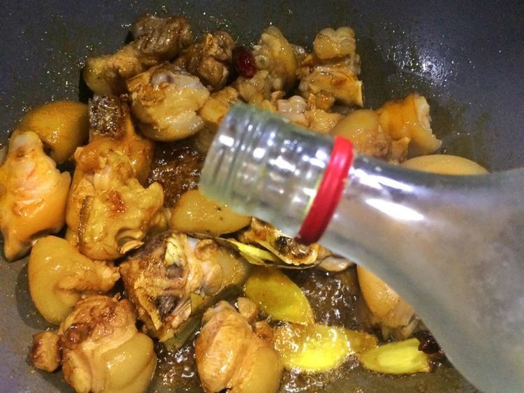 家常红烧猪蹄，满满的胶原蛋白，女人要常吃，更显年轻