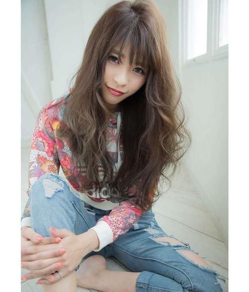 时尚|什么发型减龄又时尚?试试这三种柔卷发,简单随意又显皮肤白