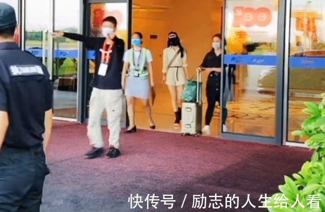 黄晓明|赵丽颖去中餐厅5,怎知大家关注嘉宾合影,龚俊姚安娜站位有讲究