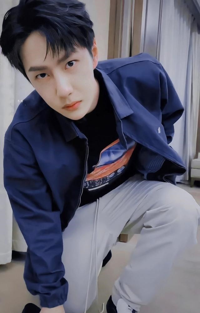 王一博荣获“星动男神”，获得了每个平台最大奖，酷盖不愧是你！