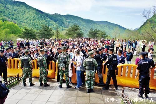 五台山最火爆的寺庙，磕头上香要排队，锦旗牌匾多到无处安放