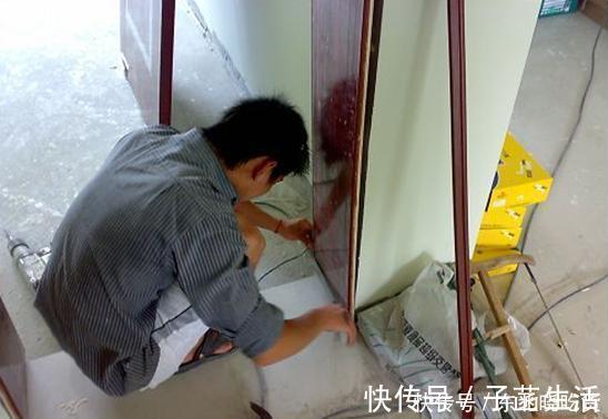 工人|一旦工人把木门安装成这样,立马让他重新安装,否则不要付工钱