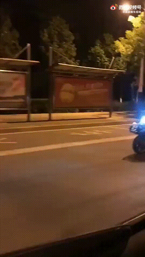 |段子:去一个小超市,偶然看到小时候经常吃的那种跳跳糖……