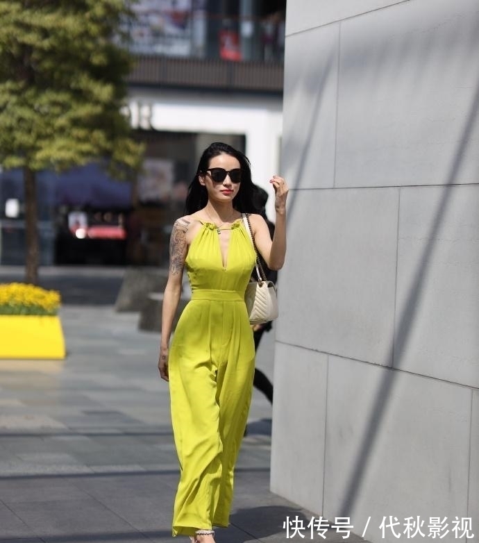 穿搭 时尚“辣妈”的别致穿搭,选择清新“吊带”,展现成熟魅力!