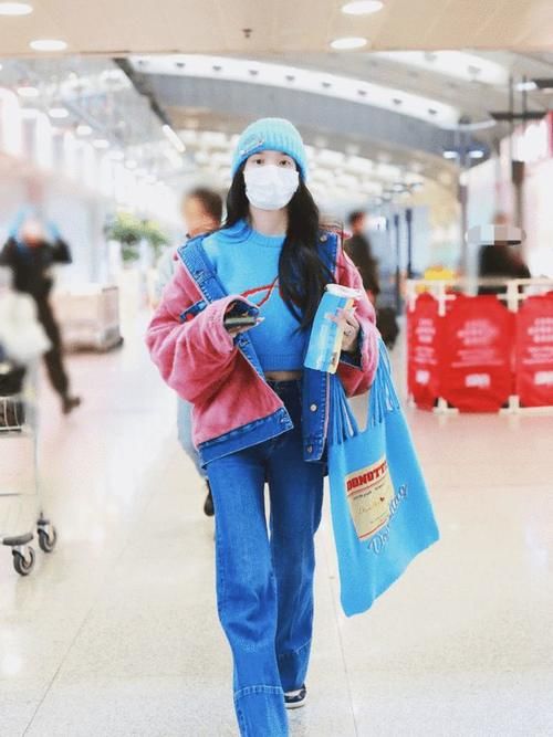 耐看|同色系穿搭好高级!穿灰色风衣配阔腿裤,简约搭配超耐看