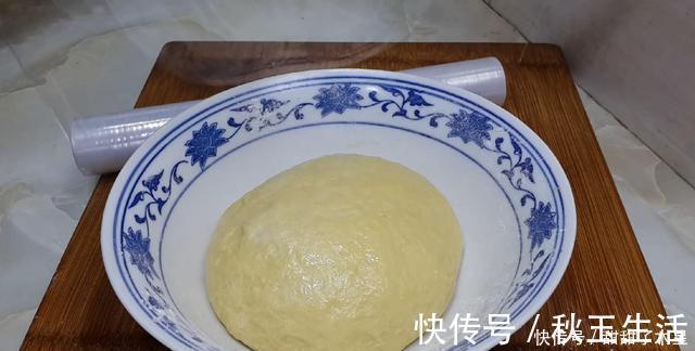 面粉别只会蒸馒头了，加3个鸡蛋，做出创意小吃，比蛋糕油条好吃