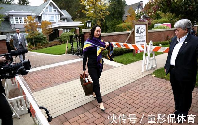 土褐色 孟晚舟终于走出别墅!穿修身针织衫腰身立显,搭配丝巾眼神太霸气