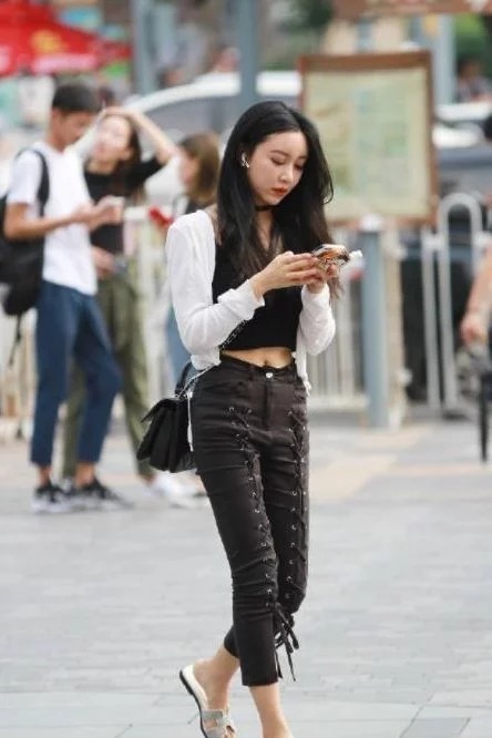 街拍:娇艳如花的美女,身穿粉色镂空裙,尽显低调冷艳的美