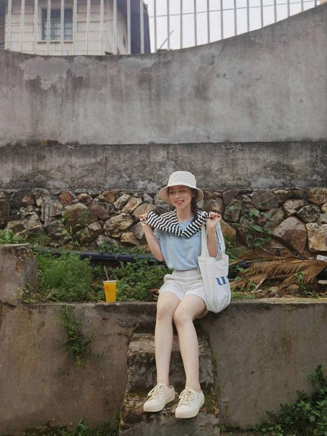 穿搭|今年秋天流行这样穿，看完你就学会了，T恤叠穿也可以那么美