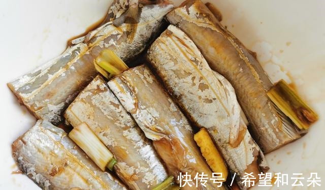 炸带鱼，有人用面糊，有人用淀粉都不对，教你正确做法，真好吃！