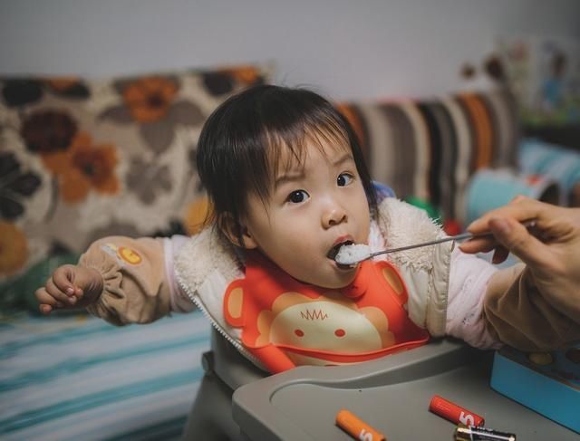 错误方式|不想带“废”孩子，家长再也不能这样教孩子吃饭，牢记吃饭3法则