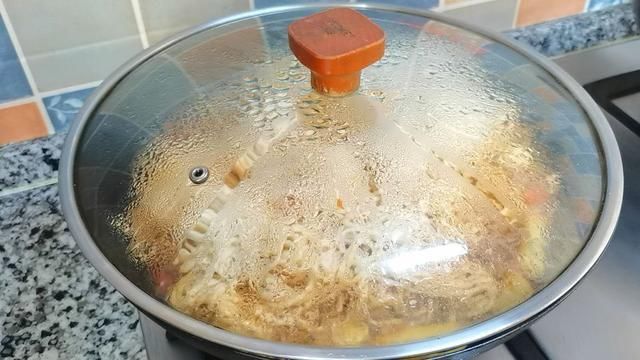 西红柿|西红柿茄子焖面,香喷喷的,真是一锅不够吃,隔三差五家人就要吃