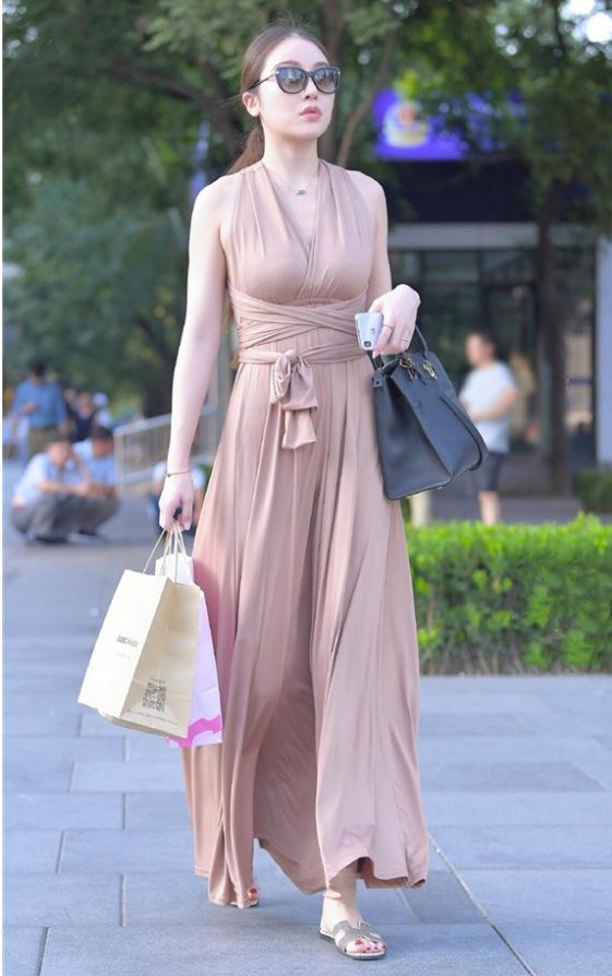 精致的妆容,裸色的修身长裙,这样的相亲女孩,怎能让人不心动